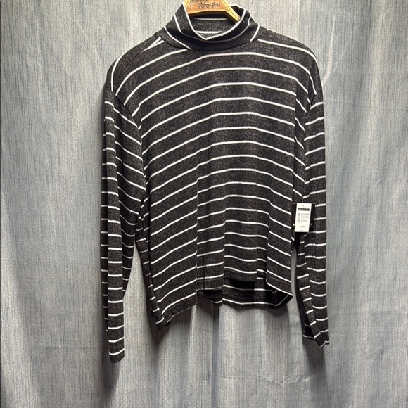 Runaway Bay Striped Black and White light Sweater size XL NWT - Picture 1 of 5